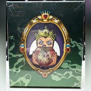 BNIB Disney Loungefly LE 1200 Lenticular Evil Queen Pin